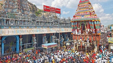 திருப்பரங்குன்றம் சுப்பிரமணிய சுவாமி கோயில் பங்குனி திருவிழாவில் பக்தர்கள் வெள்ளத்தில் மிதந்து வந்த தேர். படங்கள்: நா.தங்கரத்தினம்