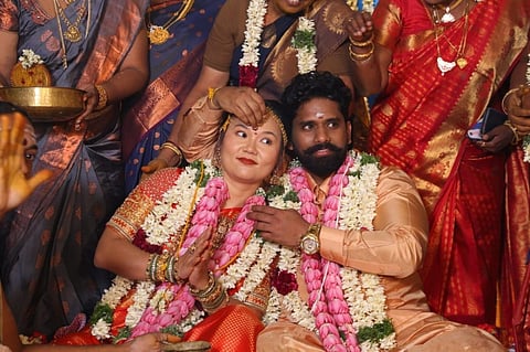 கடலூரில் சீன பெண்ணை தமிழ் முறைப்படி பாலச்சந்தர் என்பவர் திருமணம் செய்து கொண்டார்.