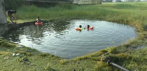 கிணற்றில் தேடும் பணியில் ஈடுபட்ட தீயணைப்புத் துறையினர்.