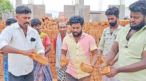 ஆலங்குளத்தில் கல்குறிச்சி அரசு உயர்நிலைப் பள்ளியில் புதிய கட்டிடத்துக்குப் பயன்படுத்திய தரமற்ற செங்கல்களை எடுத்துக்காட்டிய கிராம மக்கள்.