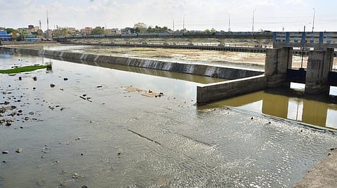 வைகை ஆற்றில் கள்ளழகர் இறக்கும் வைபவம் நடக்கும் இடம் அருகே உள்ள தடுப்பணை. படம்: நா. தங்கரத்தினம்