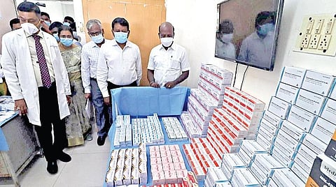 கரோனா சிகிச்சை வசதிகள், மருந்து கையிருப்பு தொடர்பாக சென்னை ராஜீவ் காந்தி அரசு மருத்துவமனையில் நேற்று ஆய்வு மேற்கொண்டார் சுகாதாரத் துறை அமைச்சர் மா.சுப்பிரமணியன். உடன், துறைச் செயலர் செந்தில்குமார், மருத்துவமனை டீன் தேரணி ராஜன் உள்ளிட்டோர். படம்: ம.பிரபு