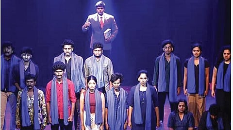 ப்ரஸன்னா ராமஸ்வாமியின் ‘68, 86, 45  12 லட்சம்’ நாடகத்தில்  ஒரு காட்சி.