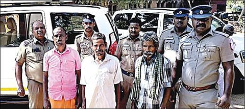 கொலை வழக்கில் ஆயுள் தண்டனை பெற்ற 3 பேரை  திருச்சி மத்திய சிறைக்கு அழைத்துச் செல்லும் போலீஸார்.