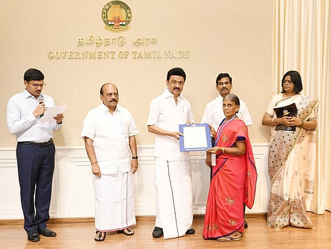 பயனாளிகள் தாமாக வீடு கட்டும் திட்டத்தின்கீழ் பல்வேறு மாவட்டங்களில் வசிக்கும் பயனாளிகளுக்கு தனி வீடுகள் கட்ட தலா ரூ. 2.10 லட்சம் வீதம் ரூ.114 கோடியே 3 லட்சம் மதிப்பீட்டிலான பணி ஆணைகளை முதல்வர் மு.க.ஸ்டாலின் தலைமைச் செயலகத்தில் நேற்று வழங்கினார். நிகழ்ச்சியில், குறு,சிறு மற்றும் நடுத்தர தொழில் நிறுவனங்கள் துறை அமைச்சர் தா.மோ.அன்பரசன், தலைமைச் செயலர் வெ.இறையன்பு, துறை செயலர் அபூர்வா, தமிழ்நாடு நகர்ப்புர வாழ்விட மேம்பாட்டு வாரியத்தின் மேலாண்மை இயக்குநர் ம.கோவிந்த ராவ் மற்றும் அரசு உயர் அலுவலர்கள் கலந்து கொண்டனர்.