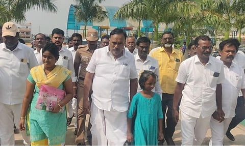 முகச்சீரமைப்பு சிகிச்சைக்குப் பின்னர் பள்ளியில் சேர்ந்த சிறுமி டானியா
