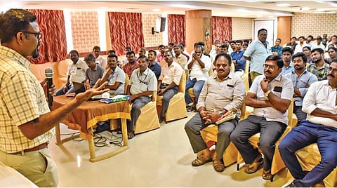 சேலத்தில் உணவுப் பாதுகாப்பு துறை சார்பில் பாட்டில் குடிநீர் கேன் உற்பத்தியாளர்களுக்கான விழிப்புணர்வு கூட்டம் நேற்று நடந்தது. இதில் மாவட்ட உணவுப் பாதுகாப்பு நியமன அலுவலர் கதிரவன் பேசினார்.  	 						    படம்: எஸ்.குரு பிரசாத்