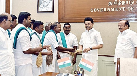 காவிரி டெல்டா பகுதியில் நிலக்கரிக்கான ஏல ஒப்பந்த முறையில் இருந்து விலக்கு பெறுவதற்கு மத்திய அரசை வலியுறுத்தியதற்காக முதல்வர் மு.க.ஸ்டாலினை தலைமைச் செயலகத்தில் காவிரி டெல்டா விவசாய சங்கப் பிரதிநிதிகள் நேற்று சந்தித்து நன்றி தெரிவித்தனர். உடன் அமைச்சர் எம்.ஆர்.கே.பன்னீர்செல்வம்.