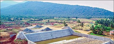 ஆத்தூரை அடுத்த கெங்கவல்லி அருகே சொக்கனூர் அக்ரஹாரம் கிராமத்தில் புதிதாக அமைக்கப்பட்டு வரும் ஏரியின் பிரம்மாண்ட தோற்றம்.