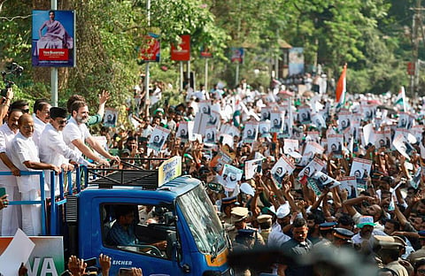 கேரள மாநிலம் வயநாட்டில் நேற்று நடைபெற்ற பேரணியில் காங்கிரஸ் முன்னாள் தலைவர் ராகுல் காந்தி திறந்த ஜீப்பில் பங்கேற்றார். உடன் காங்கிரஸ் பொதுச் செயலாளர் பிரியங்கா காந்தி உள்ளிட்டோர்.படம்: பிடிஐ