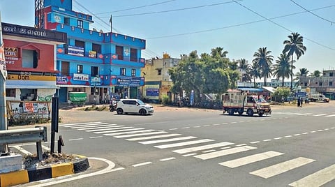 சேலம்- சென்னை 4 வழிச்சாலை வழியாக ஆத்தூர் நகருக்கு வரும் பேருந்துகள், கார்கள் உள்ளிட்ட வாகனங்கள், செல்லியம்பாளையம் என்ற இடத்தில் 4 வழிச்சாலையின் குறுக்கே கடக்கும் விபத்து அபாயமுள்ள பகுதி.
