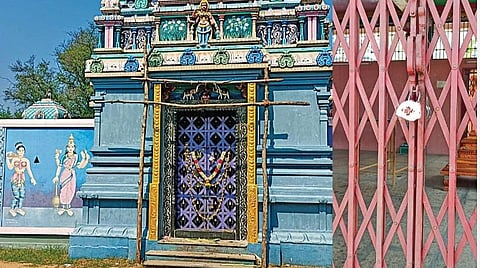 ராஜபாளையம் மேற்குத் தொடர்ச்சி மலை அடிவாரத்தில் உள்ள ராக்காச்சி அம்மன் கோயில்.(உள்படம்) மர்ம நபர்கள் பூட்டுப் போட்டு ‘சீல்' வைத்துள்ள பிரதான நுழைவாயில்.