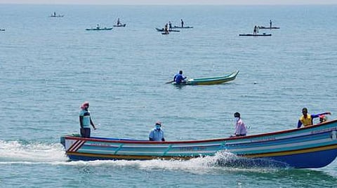 தமிழகத்தில் மீன்பிடி தடைக்காலம் நாளை தொடக்கம் - 2 மாதங்களுக்கு 15,000 விசைப்படகுகள் கடலுக்கு செல்லாது