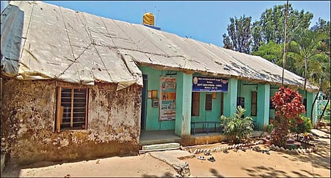 மேற்கூரை சேதமடைந்ததால், மழைநீர் வகுப்பறைக்குள் விழுவதைத் தடுக்க பிளாஸ்டிக் கவர் மூலம் தடுப்பு அமைக்கப்பட்டுள்ள பேரிகை அரசு உருது பள்ளி வகுப்பறை கட்டிடம்.