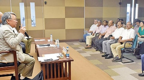 கோவை தொழில்துறையினருடனான கலந்துரையாடல் கூட்டத்தில்  நேற்று பேசிய ஜப்பான் துணைத்தூதர் தாகா மசாயூகி. படம்: ஜெ.மனோகரன்