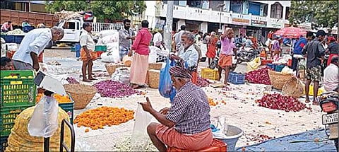 தமிழ்ப் புத்தாண்டை முன்னிட்டு குமரி மாவட்டம் தோவாளை மலர்ச் சந்தையில் விறுவிறுப்பாக வியாபாரம் நடைபெற்றது.