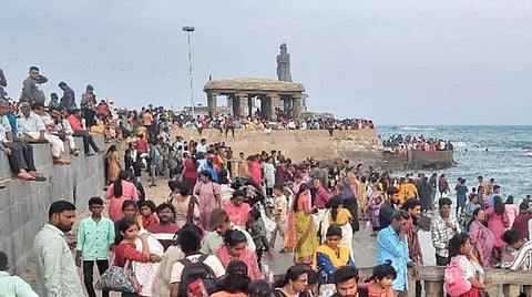 குமரி சுற்றுலா தலங்களில் அலைமோதும் கூட்டம்: நெடுஞ்சாலைகளில் போக்குவரத்து நெரிசல்