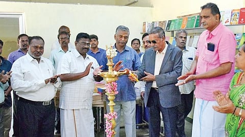 தஞ்சாவூர் தமிழ்ப் பல்கலைக்கழகத்தில் நேற்று புத்தக கண்காட்சி சிறப்பு தள்ளுபடி விற்பனையை தொடங்கி வைத்த துணைவேந்தர் வி.திருவள்ளுவன்.