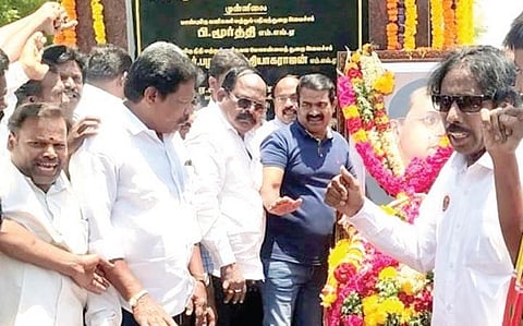மதுரையில் அம்பேத்கர் சிலை மற்றும் அவரது உருவப் படத்துக்கு மாலை அணிவித்து மரியாதை செலுத்தினார் நாம் தமிழர் கட்சியின் தலைமை ஒருங்கிணைப்பாளர் சீமான்.