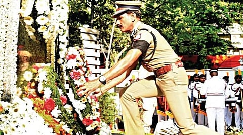 காவலர் வீர வணக்க நாளை முன்னிட்டு, மீட்பு பணிகளில் வீர மரணமடைந்த தீயணைப்பு வீரர்களுக்கு காவல் துறை டிஜிபி சைலேந்திரபாபு மலர்வளையம் வைத்து அஞ்சலி செலுத்தினார்.