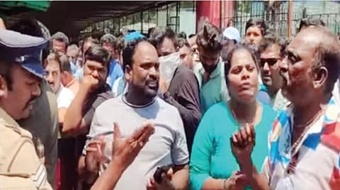 ஒகேனக்கல்லில் பரிசல் பயணத்துக்கு கூடுதல் கட்டணம் கேட்டதால் வாக்கு
வாதத்தில் ஈடுபட்ட சுற்றுலாப் பயணிகளை ப லீஸார் சமாதானப்படுத்தினர்.