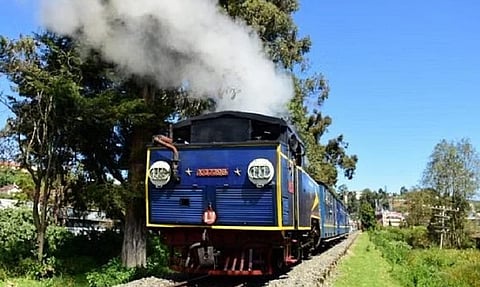 உதகை - குன்னூர் இடையே சிறப்பு மலை ரயில்: சுற்றுலா பயணிகள் உற்சாக பயணம்