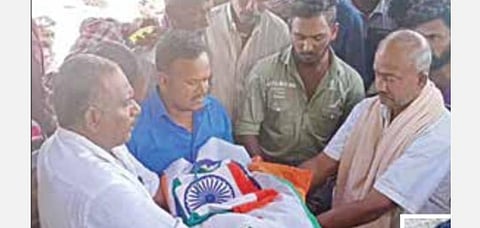 யோகேஷ்குமாரின் உடல் மீது போர்த்தப்பட்ட தேசியக் கொடியை பெற்றுக் கொண்ட அவரது குடும்பத்தினர்.