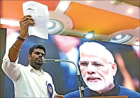 சென்னை கமலாலயத்தில் திமுகவினரின் சொத்து பட்டியலை, பாஜக மாநில தலைவர் அண்ணாமலை நேற்று வெளியிட்டார். அப்போது தனது ரபேல் வாட்ச் பில்லை காட்டினார்.படம்: ம.பிரபு
