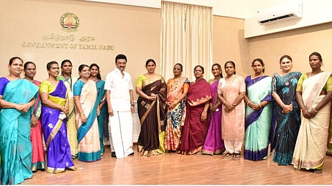 முதல்வரிடம் வாழ்த்து பெற்ற திருநங்கைகள்