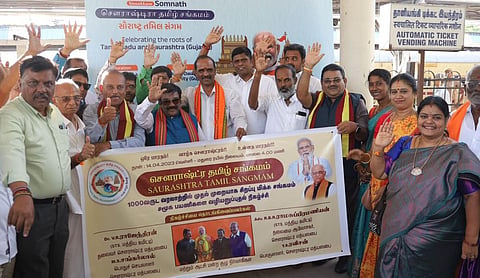குஜராத்தில் நடைபெறும் சவுராஷ்டிரா தமிழ் சங்கமம் நிகழ்ச்சியில் பங்கேற்க மதுரையில் இருந்து  சென்றவர்கள்