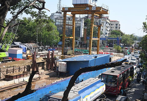 இரண்டு அடுக்கு மெட்ரோ மேம்பால பணிக்கு பிரத்யேக ராட்சத இயந்திரம்: சீனாவில் இருந்து இறக்குமதி