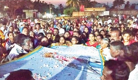 பாப்பிரெட்டிப்பட்டி அருகே பி.பள்ளிப்பட்டியில் கெபித்திரு விழாவை யொட்டி நடந்த கொடியேற்ற நிகழ்வில் ஏராள மானோர் பங்கேற்றனர்.