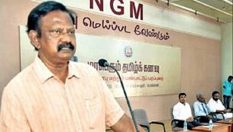 பொள்ளாச்சி என்ஜிஎம் கல்லூரியில் நேற்று நடைபெற்ற  ‘மாபெரும் தமிழ் கனவு’ என்ற பண்பாட்டு பரப்புரை நிகழ்வில் பேசிய எழுத்தாளர் பாரதி கிருஷ்ணகுமார்.