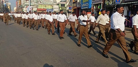 கும்பகோணத்தில் இன்று நடைபெற்ற ஆர்எஸ்எஸ் அணிவகுப்பு ஊர்வலம்.