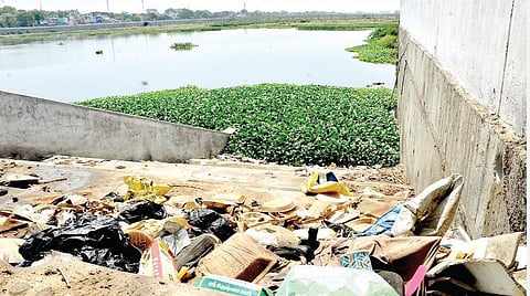 மதுரையில் திறந்தவெளி ‘பார்’ ஆக மாறிய வைகை ஆறு படித்துறைகள்: மாநகராட்சி நடவடிக்கை எடுக்குமா?
