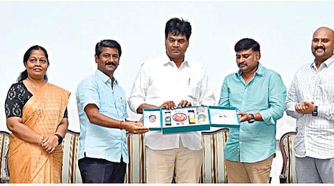  சாய்ராம் ஆயுர்வேத மருத்துவக் கல்லூரி மருந்து தயாரிப்பு தொழிற்சாலையில் தயாரிக்கப்பட்ட 27 மருந்துகளை வடசென்னை எம்பி டாக்டர் கலாநிதி வீராசாமி அறிமுகம் செய்துவைத்தார். உடன்  சாய்ராம் கல்விக் குழுமத் தலைவர் சாய் பிரகாஷ் லியோ முத்து, பவித்திரம் தலைமை வணிக அதிகாரி சதீஷ்குமார்,  சாய்ராம் ஆயுர்வேத மருத்துவக் கல்லூரி இயக்குநர் டாக்டர் வனிதா முரளி குமார் உள்ளிட்டோர்.