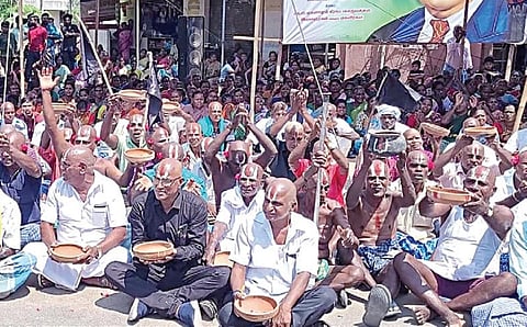 சென்னைக்கான 2-வது விமான நிலையம் அமைக்கும் திட்டத்துக்கு எதிர்ப்பு தெரிவித்து மொட்டையடித்து நூதன முறையில் கண்டன ஆர்ப்பாட்டத்தில் ஈடுபட்ட ஏகனாபுரம் கிராம மக்கள்.