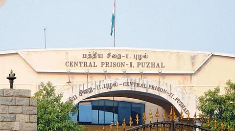 செல்போனை பறிமுதல் செய்ய முயன்றதால் ஆத்திரம்: புழல் சிறையில் காவலர்களை தாக்கிய வெளிநாட்டு பெண் கைதிகள்