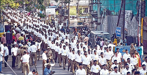 சென்னை கொரட்டூரில் நேற்று நடைபெற்ற ஆர்எஸ்எஸ்  பேரணியில் பங்கேற்றோர்.படம்: பு.க.பிரவீன்