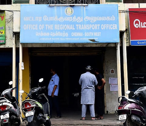 தபால் மூலமாக மட்டுமே ஓட்டுநர் உரிமம், பதிவுச் சான்று விநியோகம்: போக்குவரத்துத் துறை முடிவு