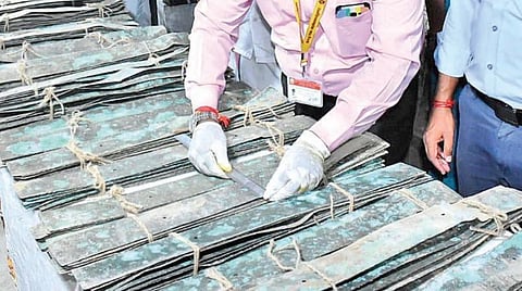 சீர்காழி சட்டைநாதர் கோயிலில் கண்டெடுக்கப்பட்ட செப்பேடுகள் குறித்து நேற்று ஆய்வு மேற்கொண்ட இந்து சமய அறநிலையத் துறையின்
கோயில்கள், மடங்களின் ஓலைச் சுவடிகள் பாதுகாப்பு, பராமரிப்பு, நூலாக்க திட்டப்பணி ஆய்வாளர்கள்.