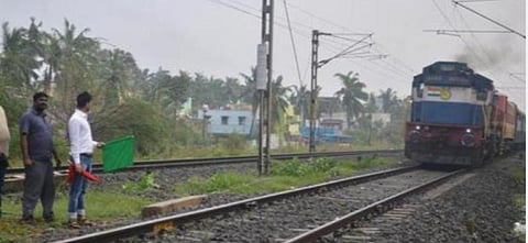 திருமங்கலம் அருகே பொதிகை எக்ஸ்பிரஸ் மீது கல்வீச்சு - தென்காசியை சேர்ந்த 2 பெண் பயணிகள் காயம்