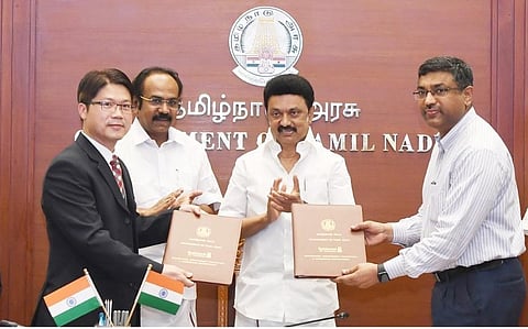 உளுந்தூர்பேட்டை சிப்காட் தொழிற்பூங்காவில் காலணி ஆலையை தைவானின் ‘பவ் சென்’ குழுமத்தின் ஹை க்ளோரி நிறுவனம் அமைக்கிறது. தலைமைச் செயலகத்தில் முதல்வர் ஸ்டாலின் முன்னிலையில் இதற்கான புரிந்துணர்வு ஒப்பந்தம் மேற்கொள்ளப்பட்டது. தொழில் துறை அமைச்சர் தங்கம் தென்னரசு, தலைமைச் செயலர் இறையன்பு, தொழில் துறை செயலர் கிருஷ்ணன், தொழில் வழிகாட்டி நிறுவன மேலாண் இயக்குநர் விஷ்ணு,  ‘பவ் சென்’ குழும நிர்வாகிகள் பங்கேற்றனர்.