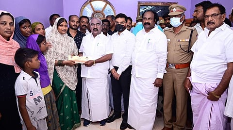 தீ விபத்தில் உயிரிழந்தவர்களின் குடும்பத்தினருக்கு அரசின் நிவாரணத் தொகைக்கான காசோலை வழங்கும் அமைச்சர் செஞ்சி மஸ்தான்