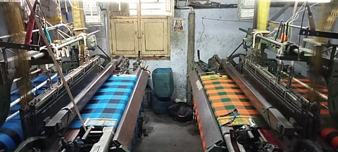 ராஜபாளையம் அருகே தளவாய்புரத்தில் ரூ.3 கோடி மதிப்பிலான காட்டன் சேலைகள் தேக்கம்: நெசவாளர்கள் பாதிப்பு