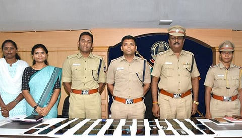 மதுரையில் மீட்கப்பட்ட 50 செல்போன்களை உரியவர்களிடம் ஒப்படைத்த எஸ்.பி