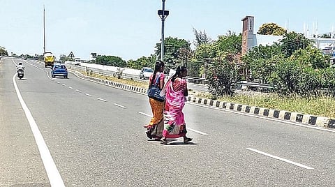 விருதுநகரில் போக்குவரத்துக்கழக பணிமனை முன் ஆபத்தை உணராமல் சாலையைக் கடக்கும் பொதுமக்கள்.