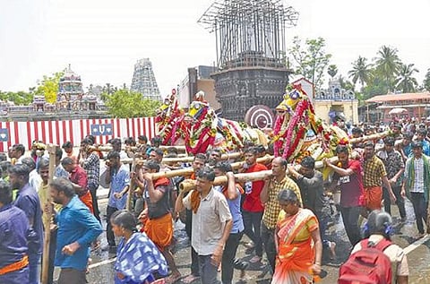 அவிநாசி ஆகாசராயர் கோயிலுக்கு மண் குதிரை சுமந்து வந்த பக்தர்கள்