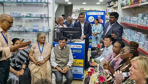 கோவா தலைநகர் பனாஜியில் உள்ள மக்கள் மருந்தகத்தை ஜி20 பிரதிநிதிகள் நேற்று பார்வையிட்டனர். படம்: பிடிஐ