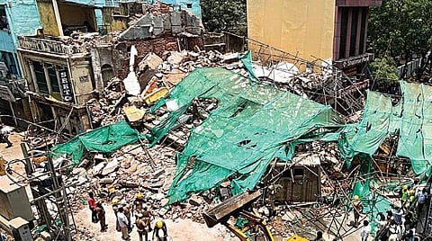 சென்னை மண்ணடி, அரண்மனைக்காரன் தெருவில் பழமையான 4 மாடி கட்டிடம் நேற்று இடிந்து விழுந்தது. கட்டிடத்தின் இடிபாடுகளை அகற்றி மீட்பு  பணியில் தீயணைப்பு, தேசிய பேரிடர் மீட்புப் படை வீரர்கள் ஈடுபட்டுள்ளனர். படங்கள்: பு.க.பிரவீன்